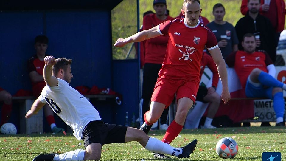Gegen die SG Sandharlanden/ Bad Gögging zog der SV Mengkofen (rotes Trikot) noch im Elfmeterschießen den Kürzeren, heute reichte es gegen den SV Oberglaim für einen 3:0-Sieg. Doch: Was ist dieser am Ende wert?