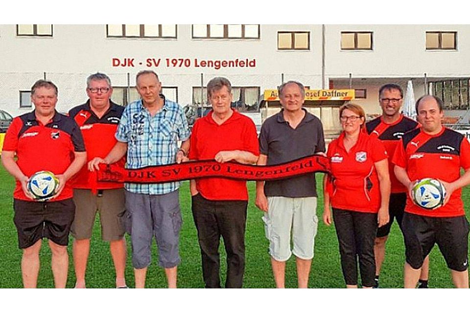 Die Vorstandschaft, die Jugendleitung und das Orga-Team des DJK-SV Lengenfeld freut sich auf die Finalspiele am Samstag. Foto: Achhammer