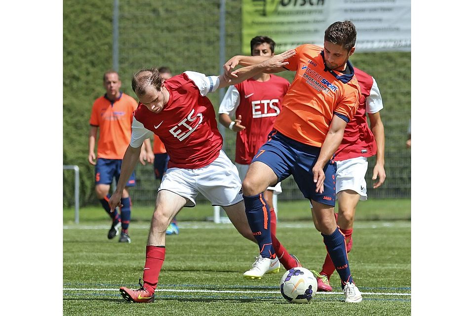 Zweikampf zwischen Tobias Vogel (links) vom VfL Michelstadt II und Marcel Didlof (Spvgg Kinzigtal). In der B-Liga setzten sich die Kinzigtaler auswärts mit 3:1 durch.	Foto: Herbert Krämer