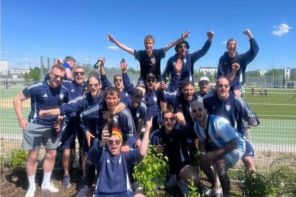 Die Truderinger Löwen belohnen sich nach einer niederlagenfreien Saison nicht nur mit Hopfenkaltschalen, sondern auch mit dem Aufstieg in die Kreisliga.