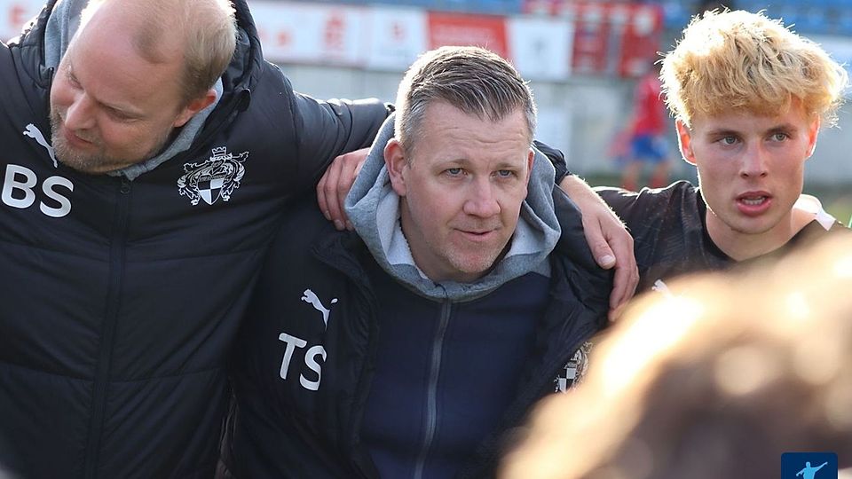 Schwört Hilden ein: Trainer Tim Schneider (Mitte).