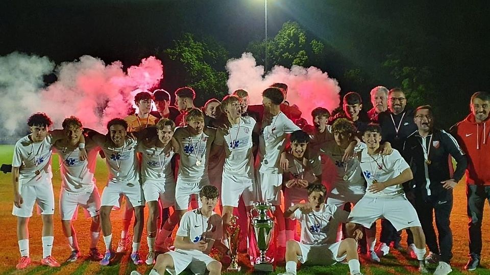 Ausgelassen feierten die U17-Fußballer des SV Heimstetten den Gewinn des Kreissparkassen-Pokals.
