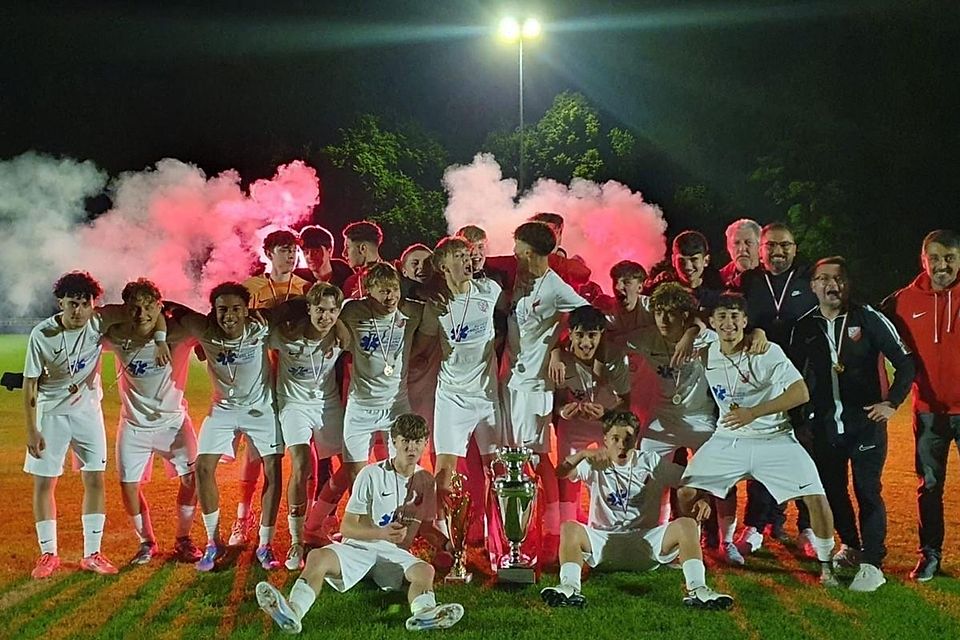 Ausgelassen feierten die U17-Fußballer des SV Heimstetten den Gewinn des Kreissparkassen-Pokals.