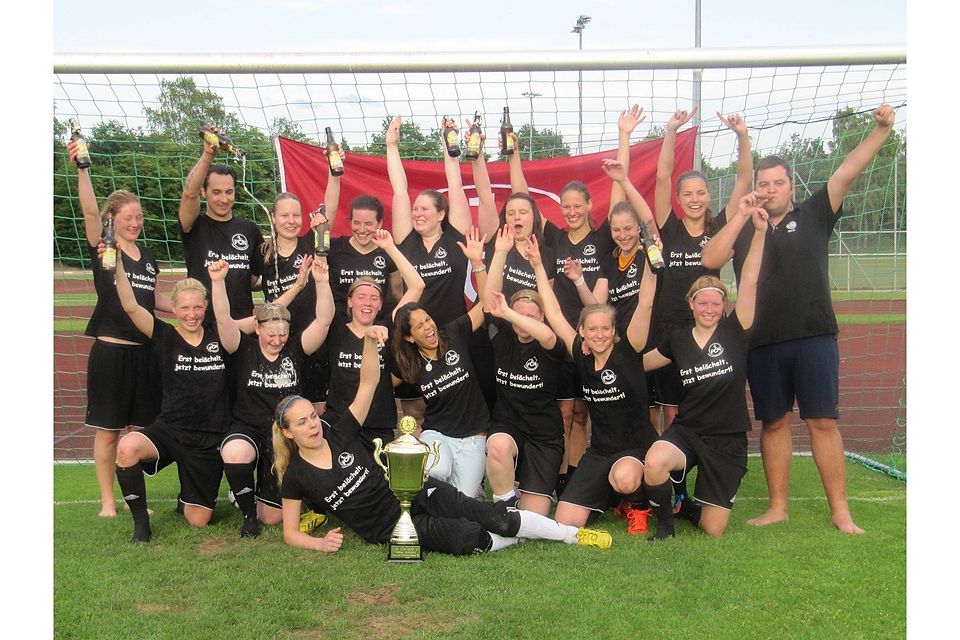 Zum Saisonabschluss knallten erneut die Sektkorken bei den Frauen vom 1. FC Nürnberg III. F: FuPa.net