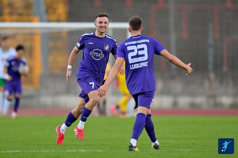 Maximilian Heiß (li.) und Marco Luburic (re.) hatten mit ihrem Tor und Assist maßgeblichen Anteil am Sieg der Schwabenritter gegen Kirchanschöring. Maximilian Heiß (li.) und Marco Luburic (re.) hatten mit ihrem Tor und Assist maßgeblichen Anteil am Sieg der Schwabenritter gegen Kirchanschöring.