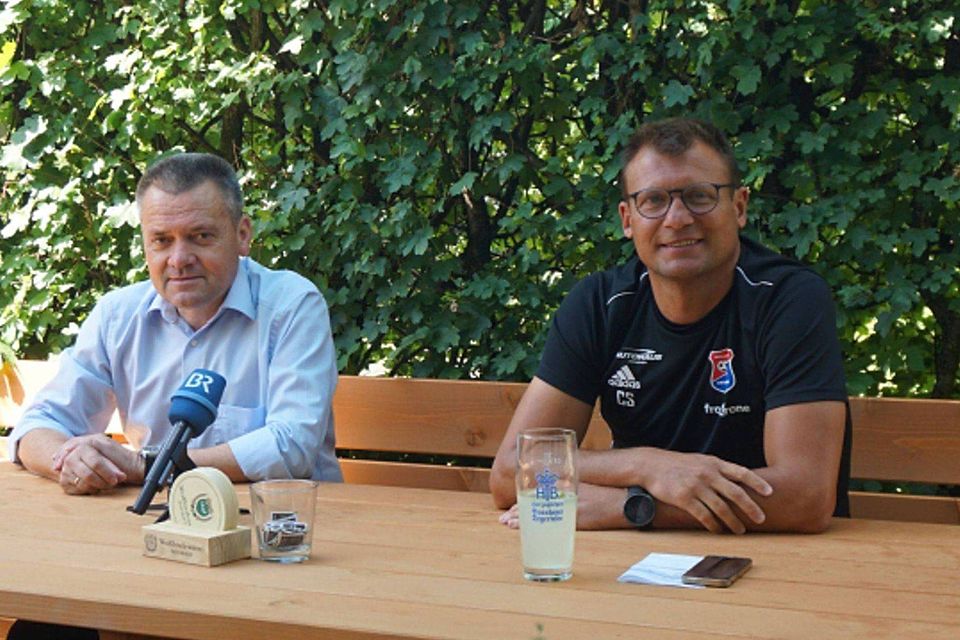 Pressekonferenz im Biergarten: Unterhachings Präsident Manfred Schwabl (l.) und Claus Schromm am Mittwoch im Sportpark.