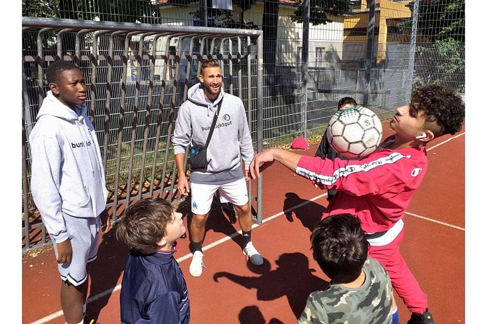 Kicken auf dem Bolzplatz ist für Max Rabe (Mitte) sein Traumjob. Als Fußball-Streetworker kann er den Kindern mehr vermitteln, als Taktik und Technik. Foto: Christoph Seidl