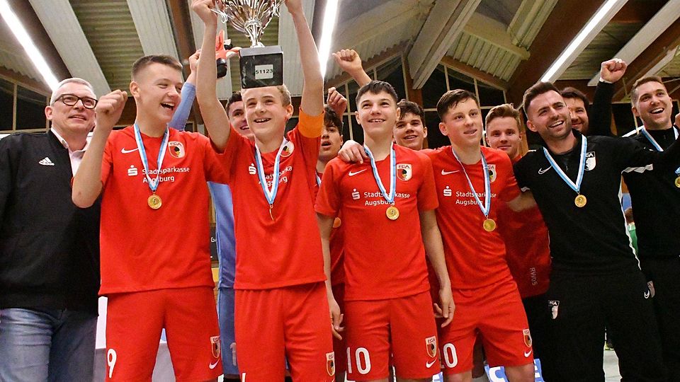 Die C-Junioren des FC Augsburg holten sich in Gundelfingen den Siegerpokal bei der bayerischen Futsalmeisterschaft.