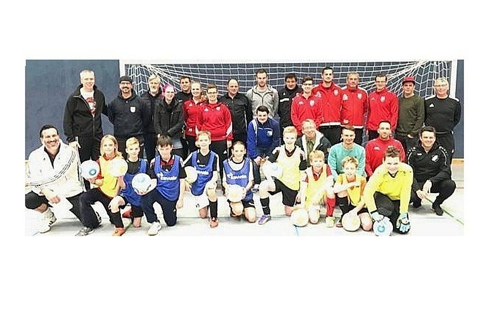 Die Teilnehmer der Trainingsanregungen in Lindern stellten sich zusammen mit den Förderkonzept-Referenten und den jungen Fußballern der „Demo-Gruppe“ zum Erinnerungsfoto auf. NFV-Kreis Cloppenburg