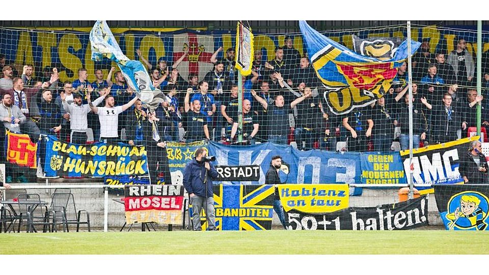 Die Anhänger der TuS Koblenz, hier beim Spiel in Waldalgesheim, dürfen nicht ins Stadion am Hessenhaus.	Archivfoto: Daudistel
