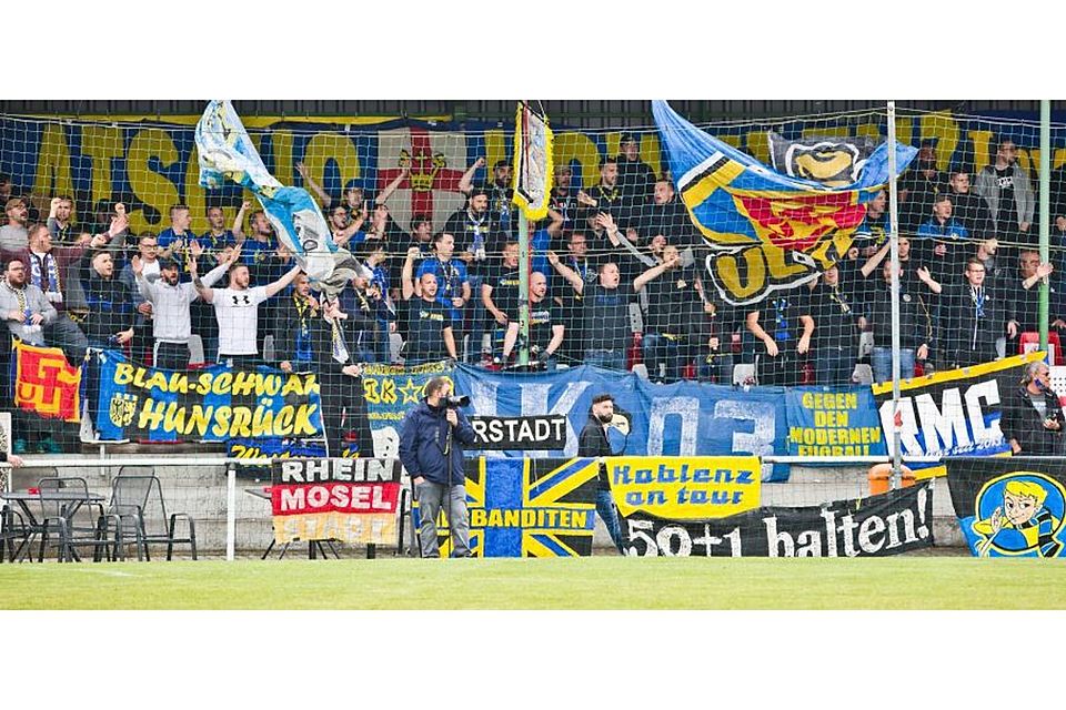 Die Anhänger der TuS Koblenz, hier beim Spiel in Waldalgesheim, dürfen nicht ins Stadion am Hessenhaus.	Archivfoto: Daudistel