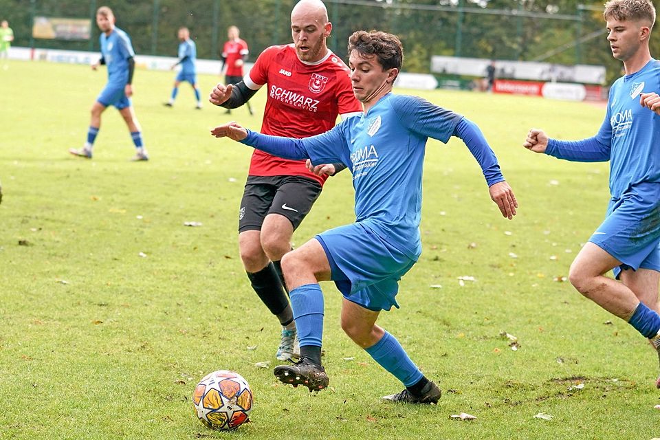 Simon Lösch (vorne) musste mit dem FSV Reimlingen den nächsten Dämpfer hinnehmen. Gegen den TSV Monheim (links Florian Scheuenpflug) gab es eine 0:3-Heimpleite.
