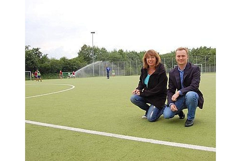 Schon im Juni 2014 mahnten die damalige Zweite ATR-Vorsitzende  Petra Haase und ATR-Sprecher René Schäfer die Sanierung des Kunstrasenplatzes an. Henning Bielefeld