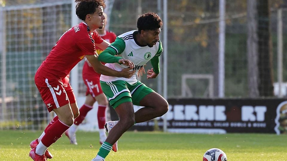 Die Quecken (rechts) entschieden das Heimspiel gegen die Jahn-U21 kurz vor Schluss für sich.