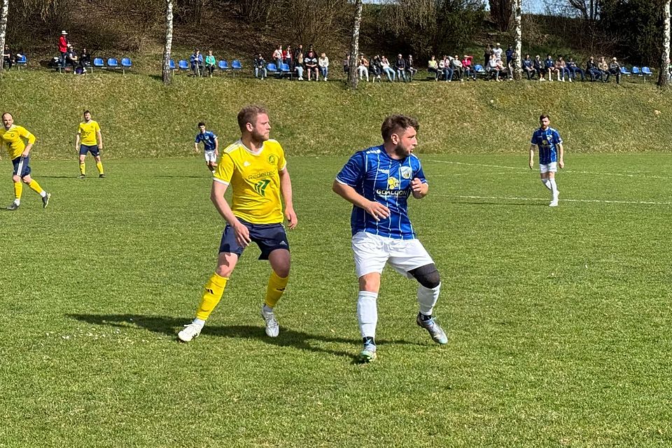 Max Ostermeier, zugleich Fußball-Abteilungsleiter des SV Ehingen/Ortlfingen, hatte mit seinem Team im wichtigen Match gegen Dillingen das bessere Ende für sich. Gäste-Spielertrainer Alexander Kinder (rechts im Bild) war einer der wenigen SSV-Akteure, die den Abstiegskampf bei schlechten Platzverhältnissen auch annahmen. 