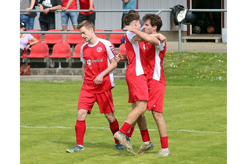 Jubel um Torschütze Luca Sigl (rechts)Fußball, Bezirksliga Süd, 2026, SV Raisting vs TSV Geiselbullach 1:0, 26.4.2026.