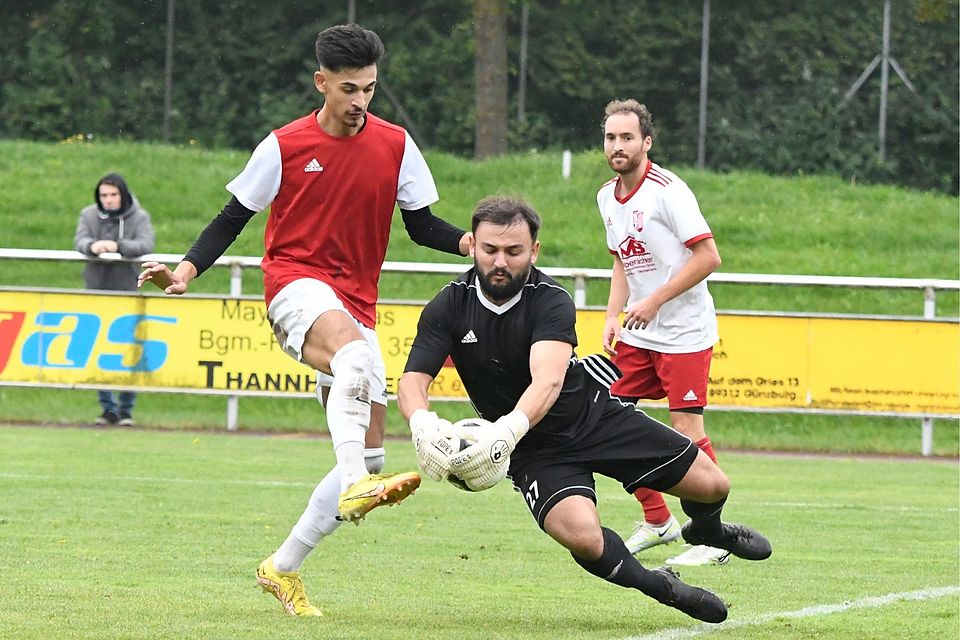 Mann des Tages im Kreisliga-Hit war Ibrahim Capar. Drei Tore erzielte der Thannhauser. In dieser Szene allerdings bleibt er gegen Wiesenbachs Torwart Granit Bujupi zweiter Sieger.