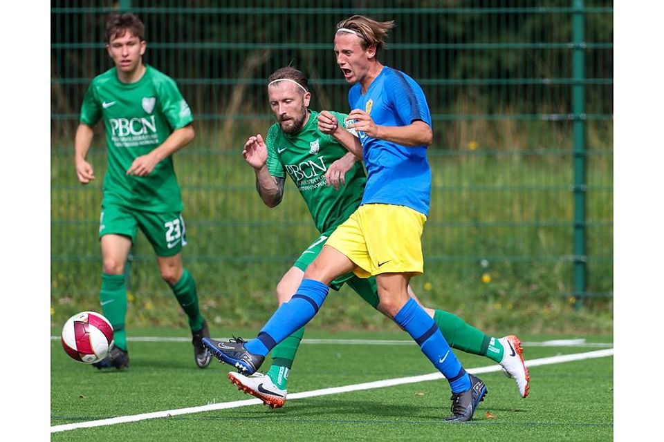 Schlangenbads Thomas Zeman (vorne) bekommt es in dieser Szene mit Alexander Alexiadis vom TuS Beuerbach zu tun. Am Ende gewinnen die Beuerbacher. 	Foto: Frank Heinen/rscp-photo