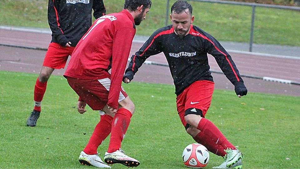 Spielertrainer Nail Ünsal (am Ball) wird Türkspor Aichach verlassen.  Foto: Wilhelm Baudrexl