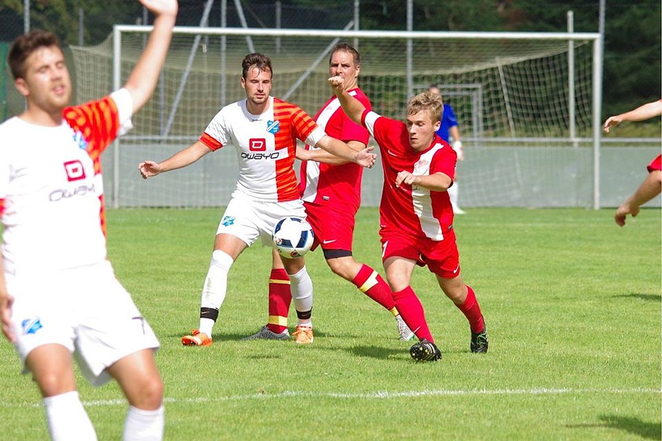 Torben Thomas (r.) und der TSV Wörth drehten einen 0:2-Pausenrückstand noch in einen 3:2-Sieg gegen Thalmassing II um.  F: lst