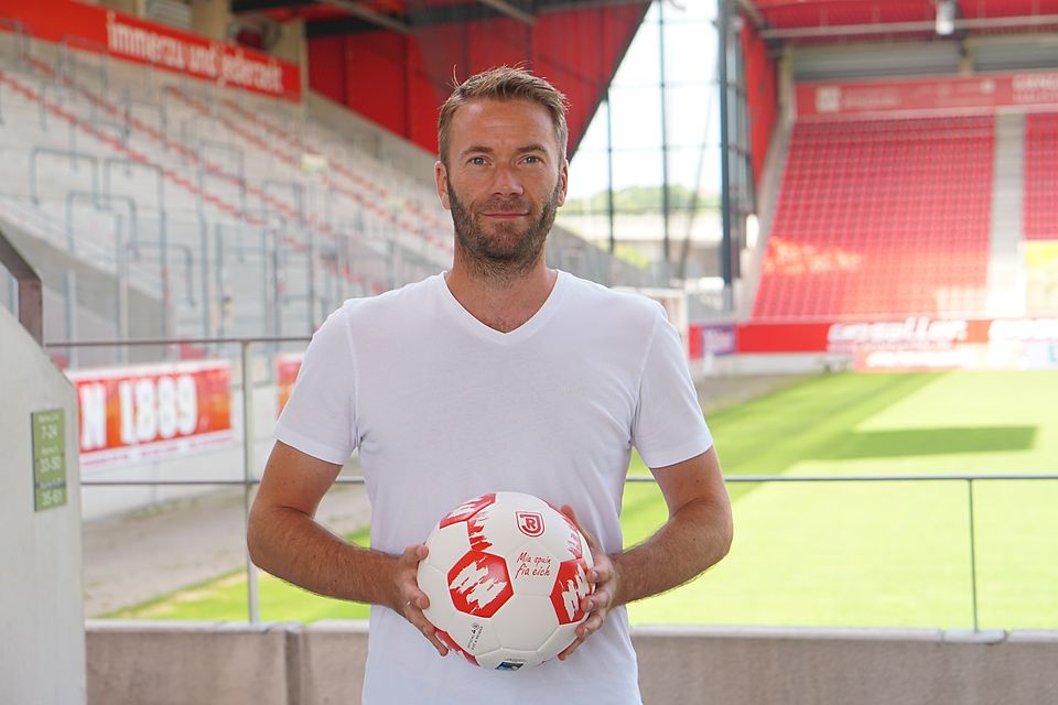 Bei seiner Vorstellung als neuer Co-Trainer des SSV Jahn im Regensburger Jahnstadion: Andreas Patz.