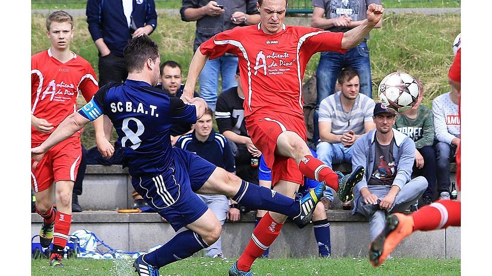 Oliver Straub (vorne, li.) und der SC BAT zählen in der am Sonntag beginnenden neuen Saison in der Fußball-Kreisliga A III zu den Titelfavoriten. Archivfoto: Bodon