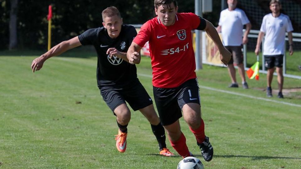 Dominik Neff (rechts) verliert mit SG Nieder-Kainsbach zuhause gegen Ueberau (hinten Sven Kleister) mit 1:3. 	Foto: Fernando Baptista