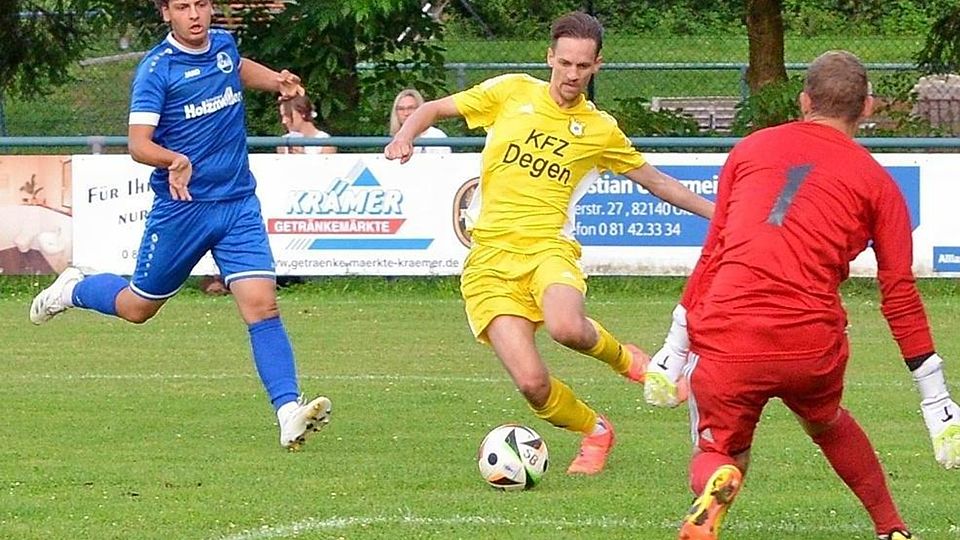 Der TSV Geiselbullach (in Gelb) im Spiel gegen den FC Aich (blaue Trikots).