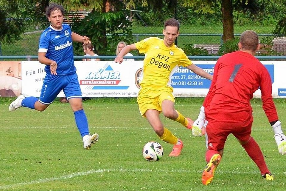 Der TSV Geiselbullach (in Gelb) im Spiel gegen den FC Aich (blaue Trikots).