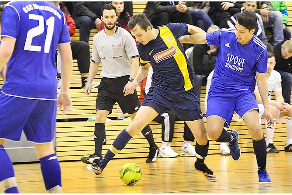 Der TSV Babenhausen (blau-gelbes Trikot) geht als einer der Favoriten auf den Unterallgäuer Futsal-Titel in eigener Halle in das Finalturnier.   F.: Olaf Schulze