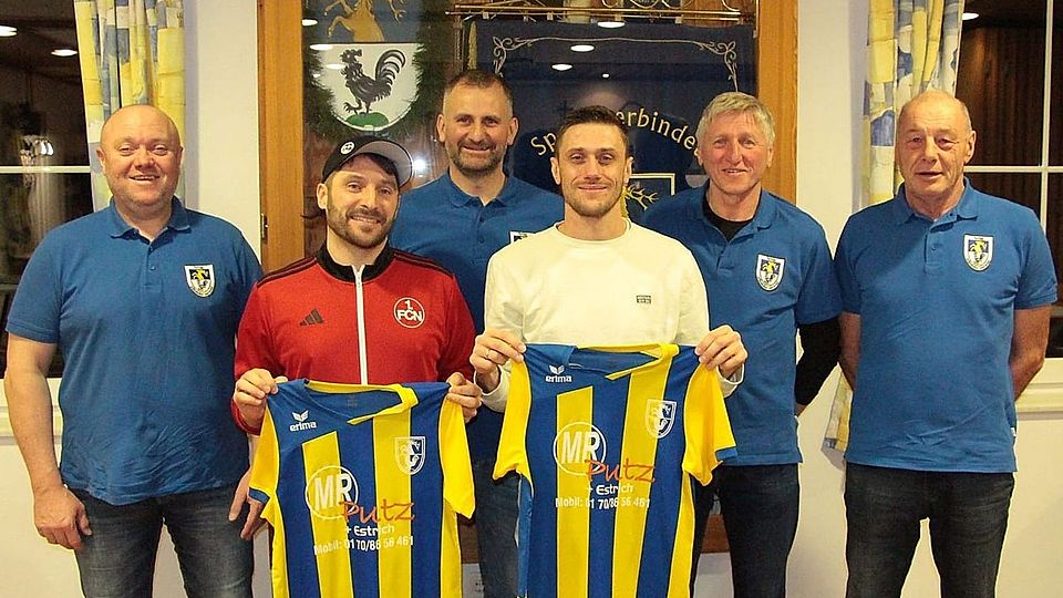 Die Verantwortlichen der SpVgg Willenhofen freuen sich schon sehr auf die Zusammenarbeit mit Stephan Brüderlein (rotes Shirt) und Urban Wazlawik (weißes Shirt).