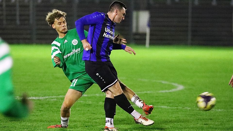 Weiden (rechts Patryk Bytomski) und Fortuna Regensburg (Maxi Berg) lieferten sich ein intensives, aber torloses Bayernligaduell.