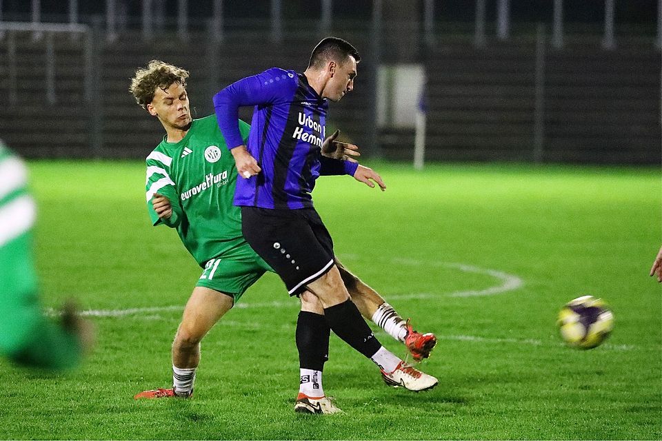 Weiden (rechts Patryk Bytomski) und Fortuna Regensburg (Maxi Berg) lieferten sich ein intensives, aber torloses Bayernligaduell.