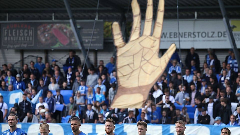 Hand in Hand mit ihren Fans wollten die Stuttgarter Kickers gegen den FC Nöttingen zum Erfolg kommen – doch es setzte die erste Heimniederlage in dieser Oberligasaison.