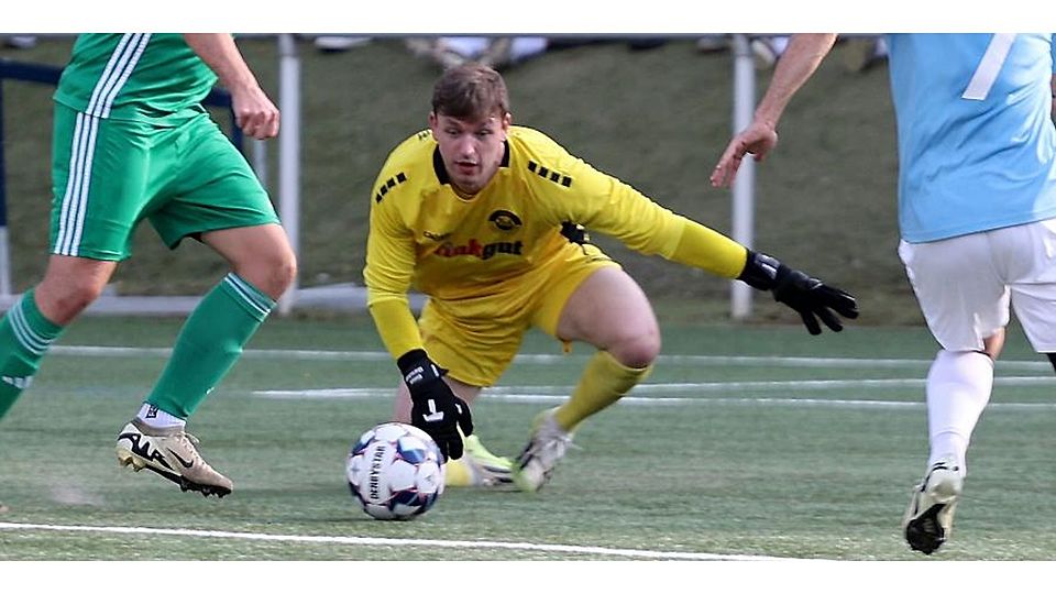 Hackenheims Keeper Simon Marschall kam in der entscheidenden Situation in der Nachspielzeit etwas zu spät.	Foto: Mario Luge