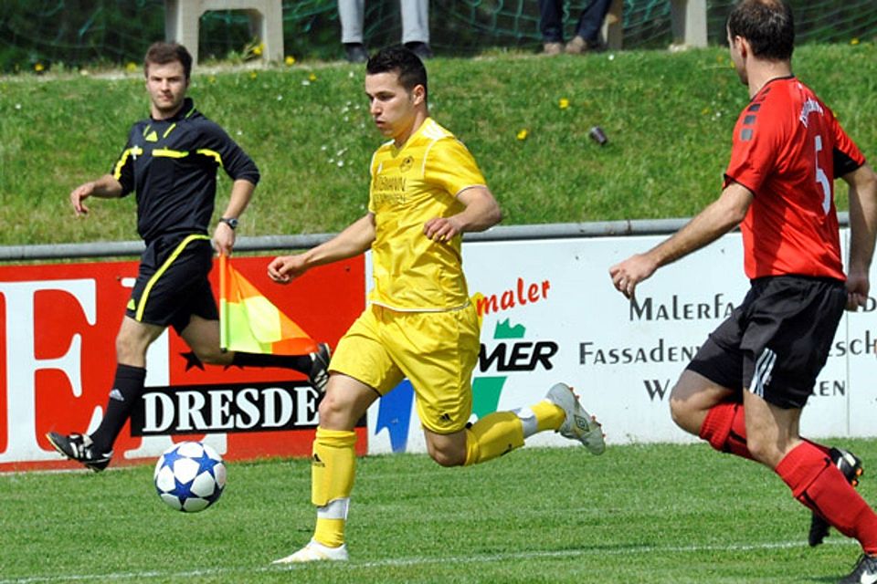 Dominik Oberfrank (in gelb) entschied mit drei Toren das Derby in Wertingen für den FC Lauingen.  Foto: Aumiller