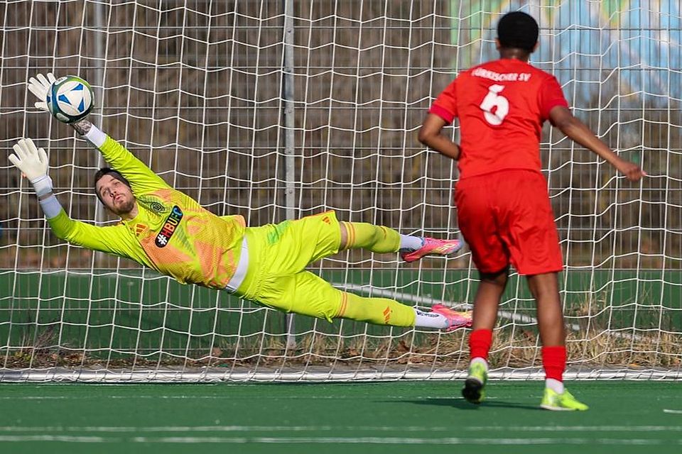 Wallufs Keeper Tim Burghold streckt sich vergeblich. Der Elfmeter von Yoel Yilma zum 1:0 für dem Türkischen SV sitzt.	Foto: Frank Heinen