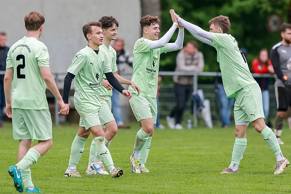 Strahlende Gesichter: Die Akteure des Spitzenreiters SpVgg Joshofen-Bergheim kommen im Derby gegen den TSV Burgheim aus dem Jubeln gar nicht mehr heraus.
