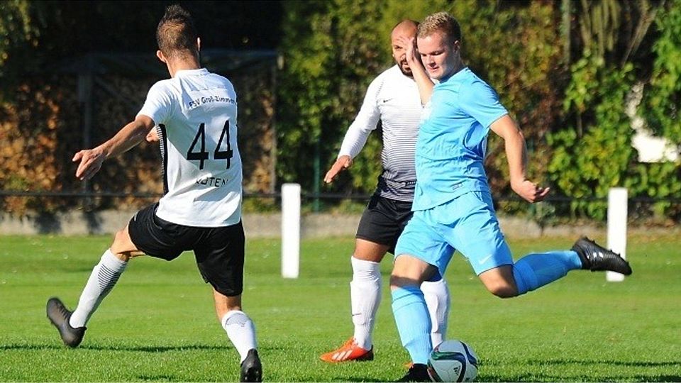 Mit diesem Schuss bringt Robin Zimny den SV Münster II in Führung. Zimny glückt beim 4:1-Sieg des SV Münster beim FSV Groß-Zimmern (links Aram Köten) auch der zweite Treffer für die Gäste.	 Foto: Jens Dörr
