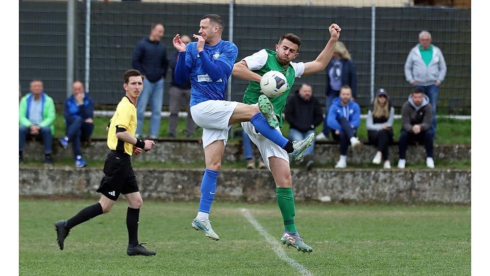 Augen zu und durch: Matchwinner Sefkan Tas (rechts) vom VfL Gundersheims im Zweikampf um den Ball mit dem Mommenheimer Jared Lidy.	Foto: Christine Dirigo/pakalski-press