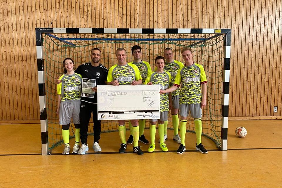 1.000 Euro überreicht der SV Wehen Wiesbaden als Spendenscheck für die Jugendhilfe Marienhausen.