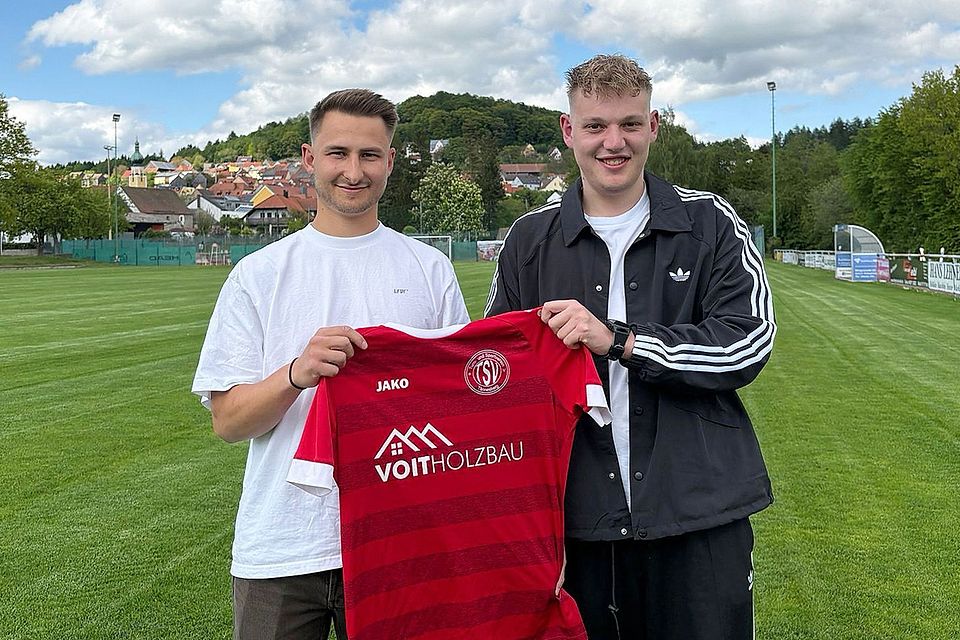 Sportlicher Leiter Lucio Lobinger (rechts) präsentiert mit Luca Kaiser den nächsten neuen Spieler.