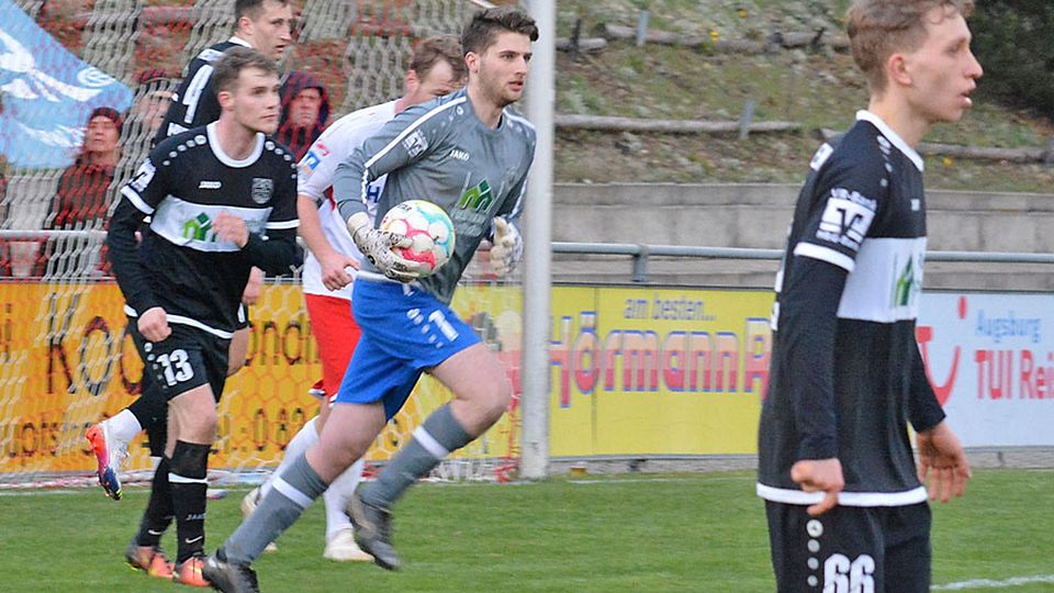 Nach 414 Minuten ohne Gegentreffer musste sich Meitingens Keeper Niklas Schmitt bei der 0:3-Niederlage in Aindling erstmals wieder geschlagen geben. Er wurde dabei öfters von seinen Vorderleuten Emanuel Zach, Raphael Mahler und Raffaele Peuser (von links) im Stich gelassen. 