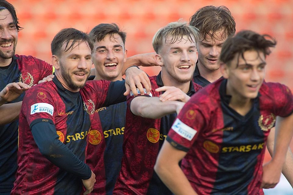 Haching marschiert und bejubelt den 5:0-Kantersieg gegen die DJK Vilzing. Haching marschiert und bejubelt den 5:0-Kantersieg gegen die DJK Vilzing.