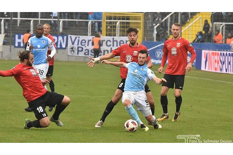 Die SG Sonnenhof (rote Trikots) erwartet den TSV 1860 München (blaue Trikots). F: Sellmaier