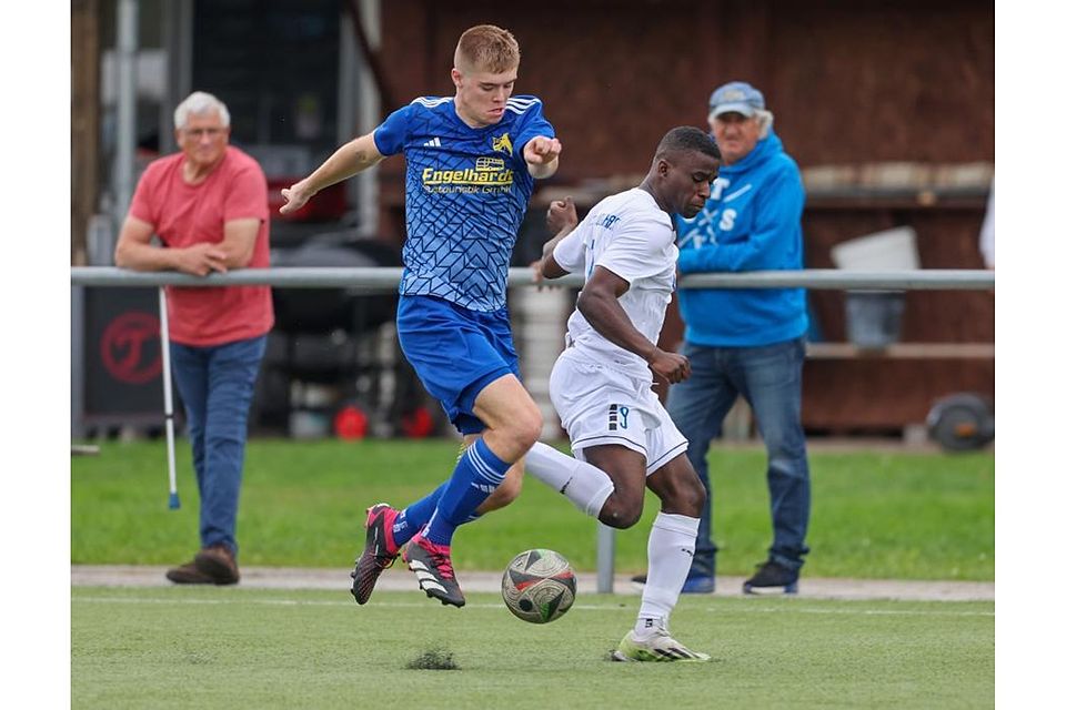 Meilingens Fabian Jud (l.) und Holzhausens Benjamin Gerloff im Duell.