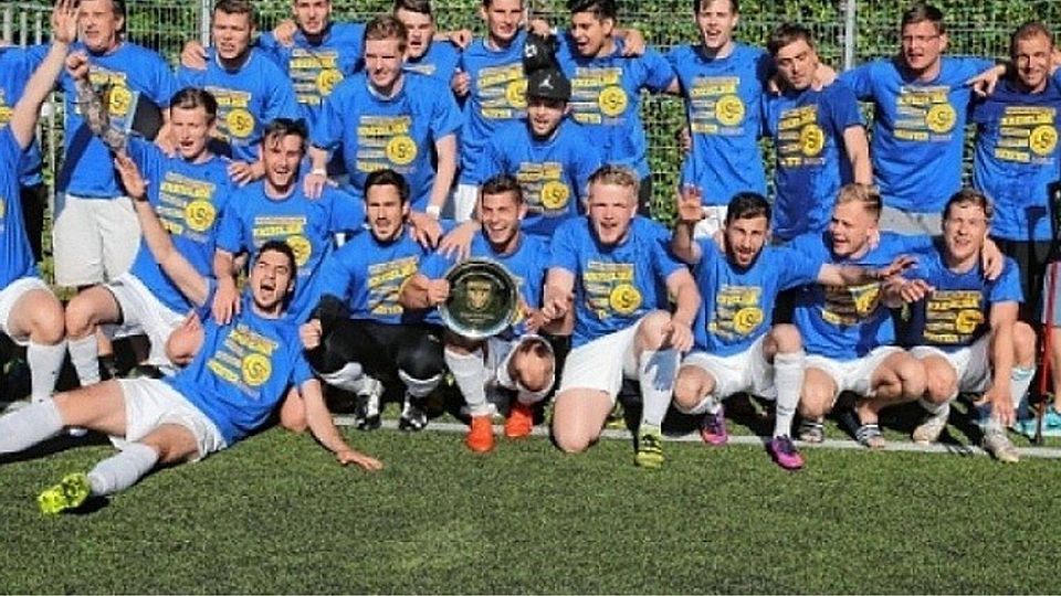 Die Mannschaft des  Lübecker SC bejubelt den Titelgewinn.