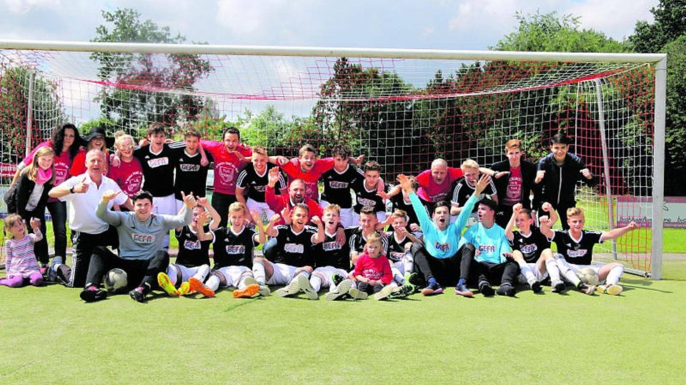 B-Jugend mit Trainer FRank Fulland (3.v.l.) feiert Aufstieg in die Bezirksliga.