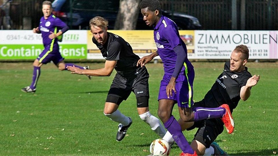 Packende Zweikämpfe waren im Duell zwischen dem KSC 1864 Leipzig und der SG Rotation Leipzig II keine Seltenheit. F: Rossner