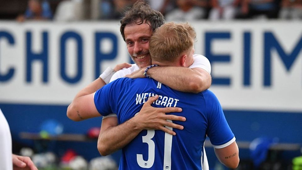 Niederschopfheimer Glückseligkeit: Trainer Jan Herdrich herzt Kapitän Felix Weingart. 